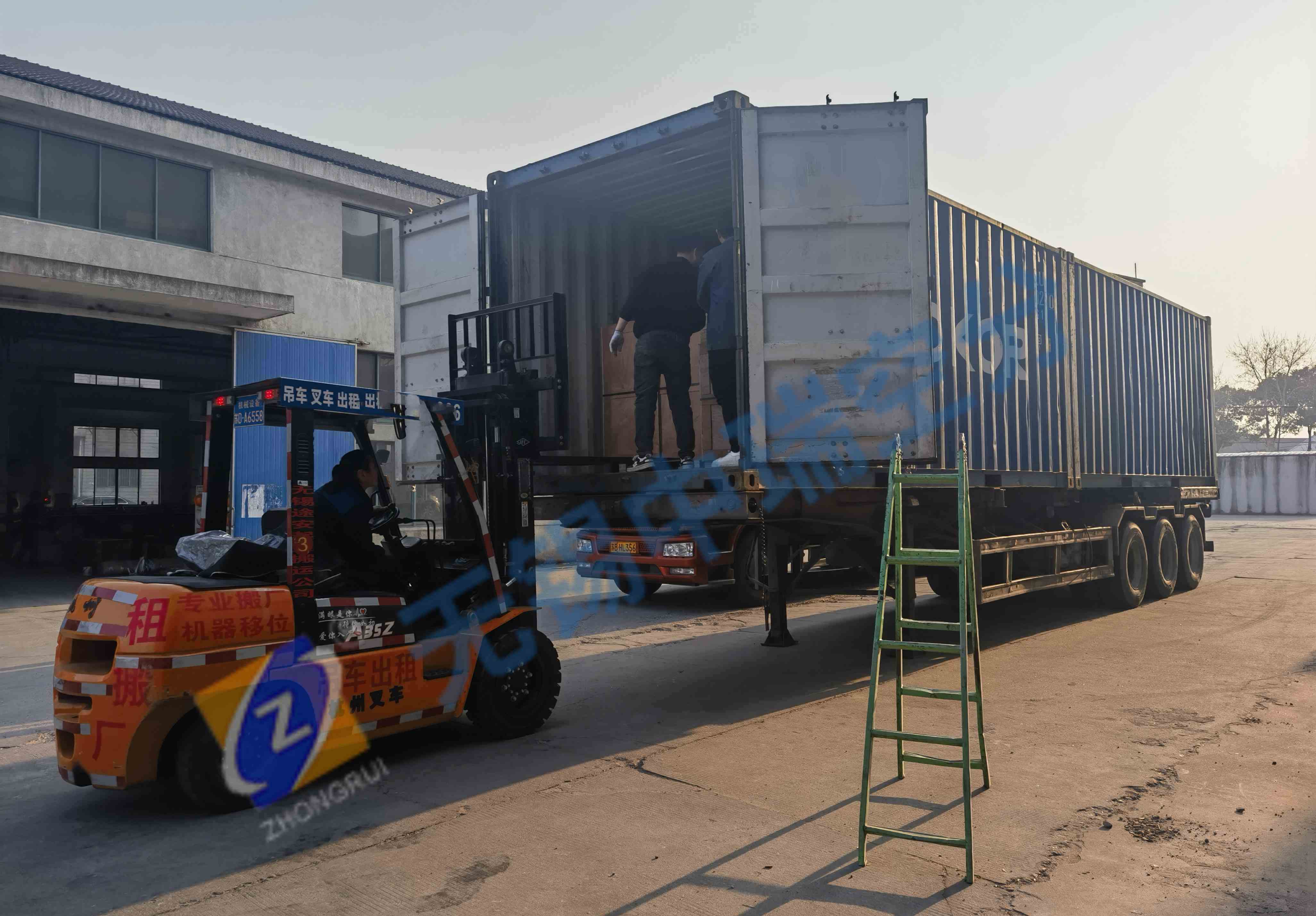 中瑞制氮機(jī)裝柜出口分享圖