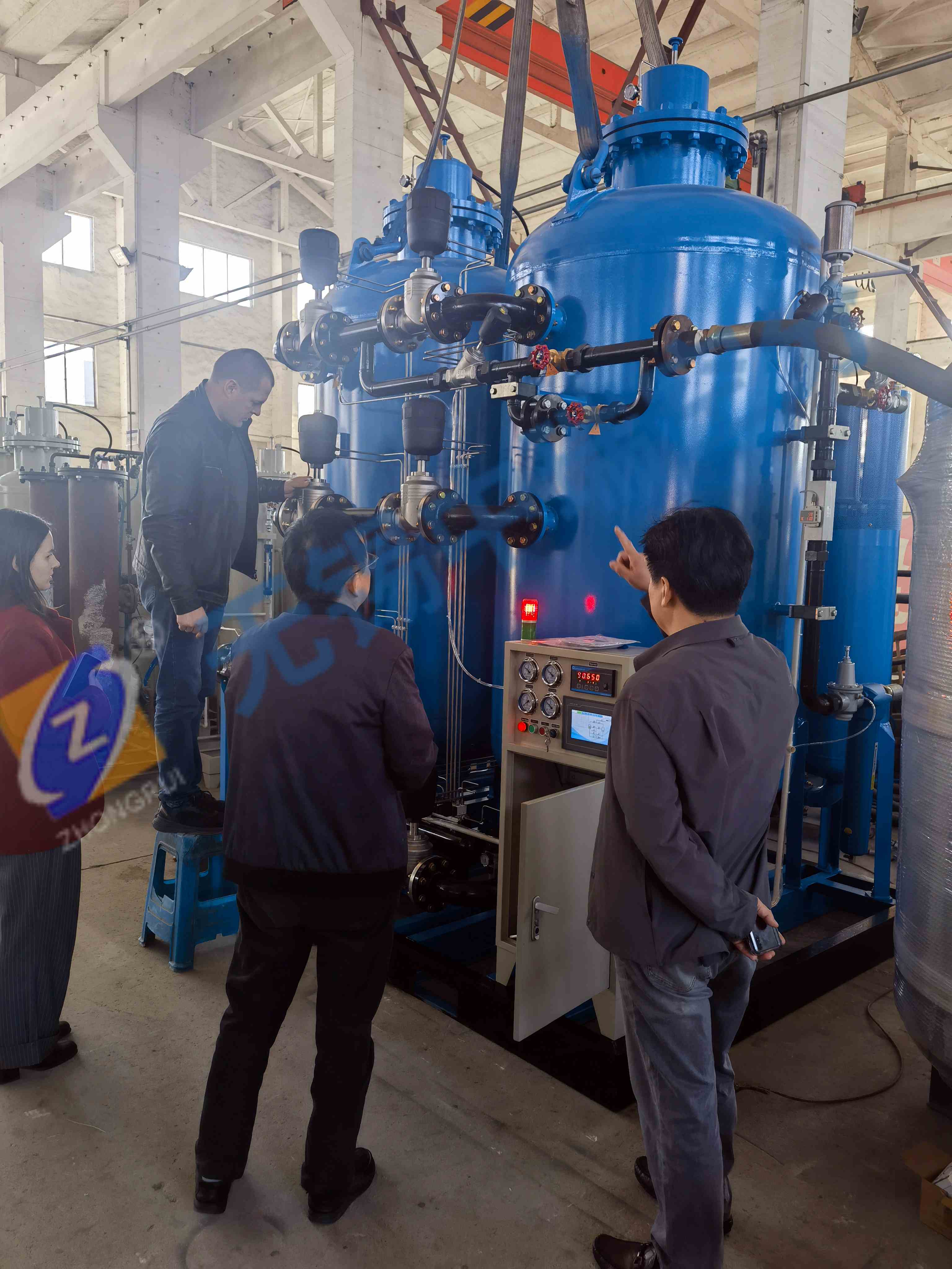 國外客戶在中瑞工廠驗收2臺大型高純度制氮機， 準備發貨出運